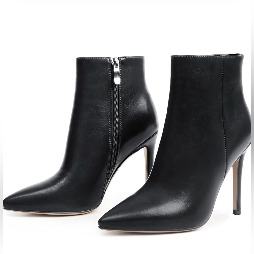 Ankle Boots - Stiletto High Heel Pointed Toe with a Zipper - Matte Black - Size7